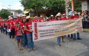 Professores (as) em passeata pelas ruas de Canind