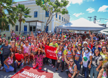 Milhares de professores de Fortaleza protestam em frente ao gabinete do Prefeito