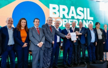 CUT e demais centrais entregam propostas a Lula para enfrentar tarifaço de Trump