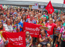 Em pré-carnaval como forma de protesto, professores reivindicam reajuste salarial