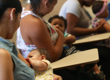 Desigualdades de gênero e raça sobrecarregam mulheres no cuidar